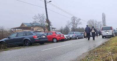 Stăpâni pe asfalt. Motivul nescris pentru care curțile românilor rămân goale, iar străzile pline