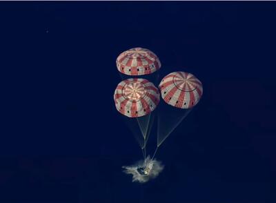 VIDEO Capsula Orion a misiunii Artemis II a amerizat cu succes în Oceanul Pacific, după o călătorie istorică până la Lună şi înapoi 