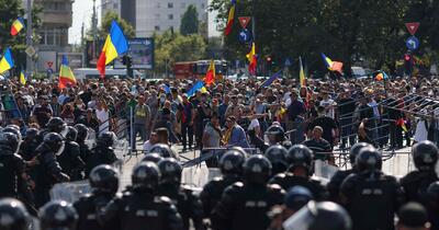 Zeci de manifestanți violenți din Piața Victoriei au fost arestați preventiv