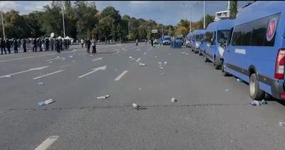 Profit după violențe: un bucureștean a umplut saci de PET-uri în Piața Victoriei