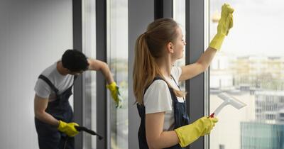 Salariul de 5.000 de lei pentru femeia de serviciu a stârnit controverse: „Dai cu mopul până cazi jos”