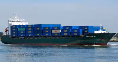 Pericol în Marea Neagră: containere cu gaze inflamabile plutesc aproape de România