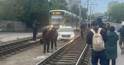 Val de ironii la imaginea cu o maşină care a „aterizat” între două linii de tramvai: „Cum ai ajuns acolo, cumetre?”/ „Îndemanare, calm, precizie”