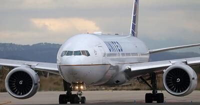 Pasager United Airlines, forțat să-și schimbe tricoul: „Bombardarea copiilor nu e autoapărare”