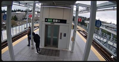 Video viral din Seattle: un bărbat încearcă să împingă un pasager în fața trenului. Reacția oamenilor