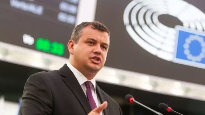 Calcule și trădări...
