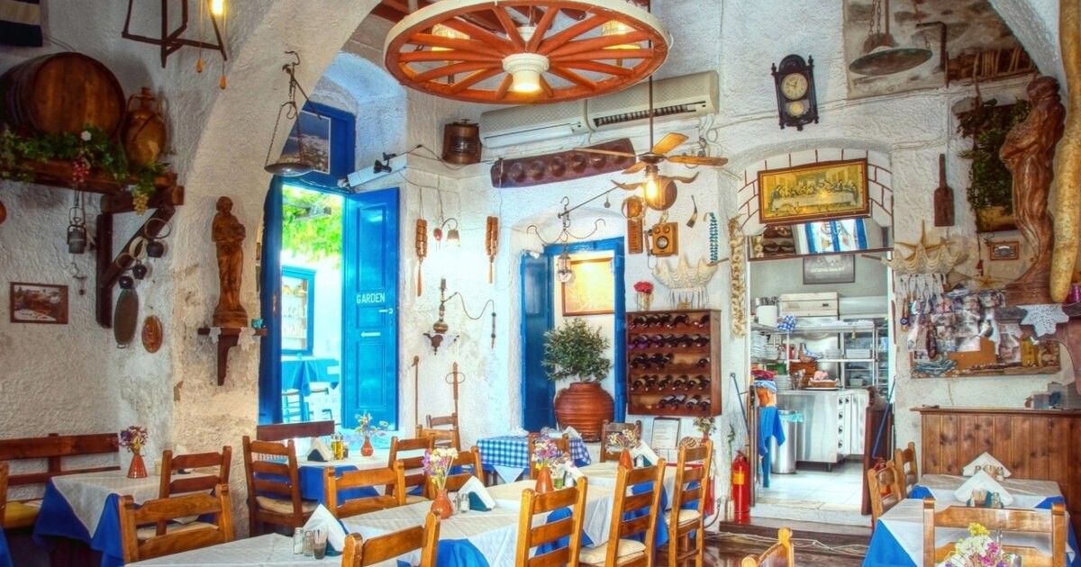 Vacanță în Grecia la tine acasă: rețetele simple pentru o seară mediteraneană perfectă